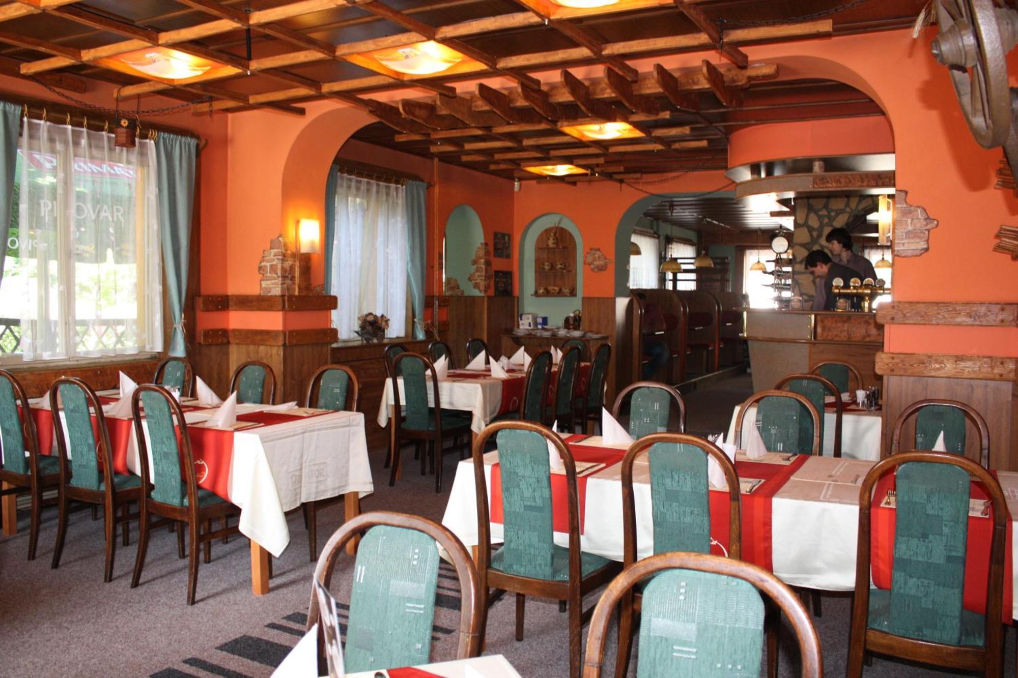 Hotel Hynek Náchod エクステリア 写真